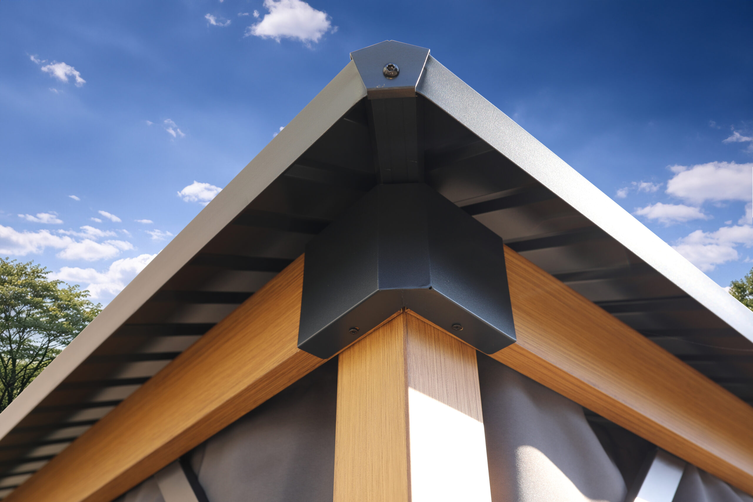 Steel roof 3×4 wood corner